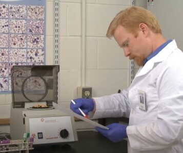 Клиника лечения наркозависимости в Бийске Врач в кабинете клиники