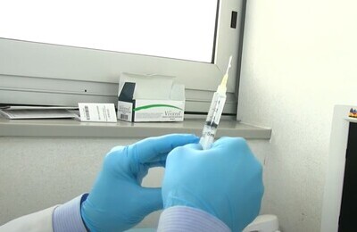 Проведение кодирования Вивитролом в Бийске Шприц с Вивитролом в руках у врача